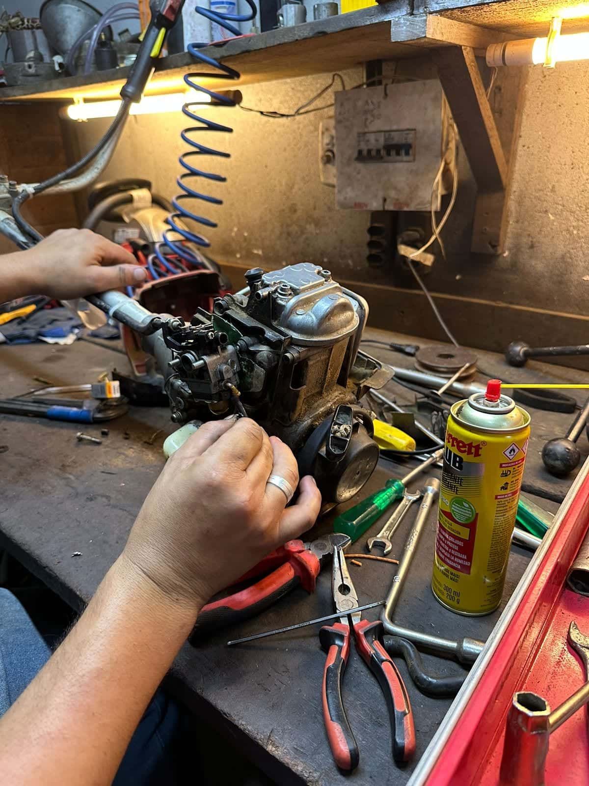 Motor sendo desmontado na bancada da oficina da Ricieri