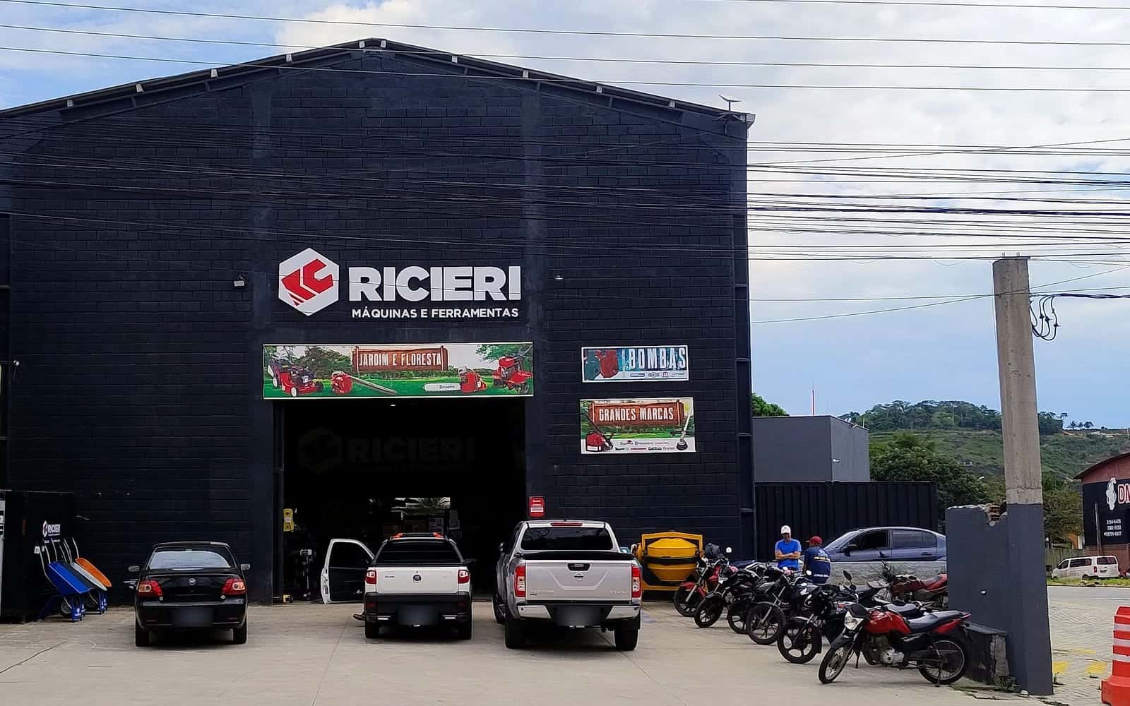 Fachada da loja Ricieri Máquinas e Ferramentas em Guarapari, galpão preto com o letreiro da marca